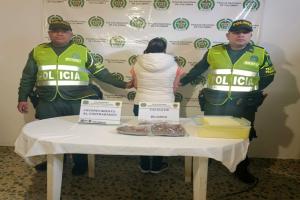 Mujer fue capturada por las autoridades con más de mil gramos de cálculos de bovinos avaluados en más de 300 millones de pesos