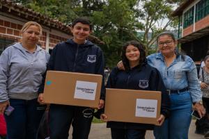 Más de 500 computadores fueron entregados a estudiantes del municipio de La Ceja como estrategia para reducir la brecha digital