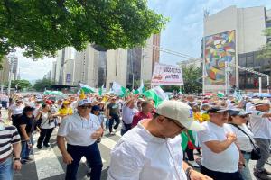 Líderes políticos y ciudadanos de Medellín marcharon este domingo en defensa de las entidades públicas