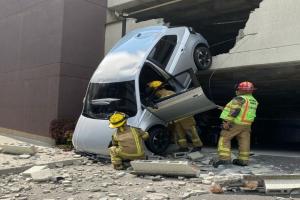 Vehículo cayó desde un parqueadero en unidad residencial