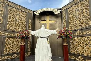 Monumento en tamaño real del Papa Francisco en la iglesia La Natividad de Valledupar. 