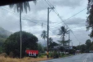 ELN instaló un artefacto explosivo y una bandera alusiva al grupo ilegal en vía clave de Valdivia 
