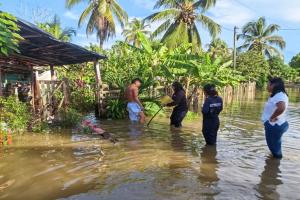 Alerta en Necoclí por el aumento del caudal en el río Mulatos. Las lluvias de las últimas horas afectaron establecimientos comerciales y sectores residenciales