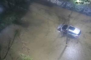 Caos y vías inundadas en las lluvias en Medellín 