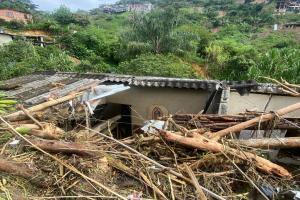 Habitantes del corregimiento Altavista aseguran que la emergencia ocasionada por las lluvias les robó el sueño.