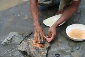 Buscan a minero artesanal que habría desaparecido durante sus labores en un río de Tarso, Antioquia