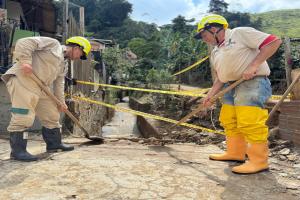 En lo corrido de 2025, la Alcaldía de Medellín ha retirado más de 10 mil metros cúbicos de escombros de las quebradas de la ciudad