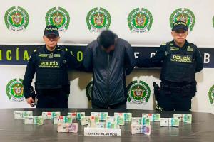 Tenía escondido en la maleta de su moto $147 millones en Medellín
