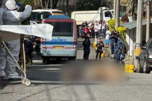 Un peatón falleció tras ser embestido por bus del INPEC en Medellín.