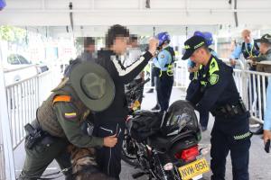 Redada en Laureles dejó cinco capturados y 27 motos inmovilizadas