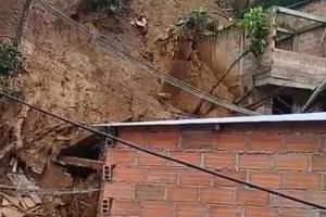 Persisten los movimientos en masa en Villatina mientras avanza la polémica por demolición de viviendas en riesgo 