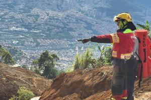 Bello instala alarma y pluviómetro tras tragedia con 75 mil metros cúbicos de material desprendido 