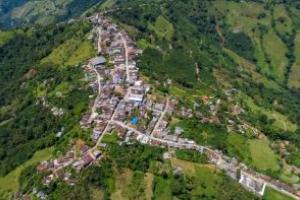Nuevo atentado en Armenia Mantequilla: explosión dirigida a patrulla de Policía dejó un cráter y un civil herido