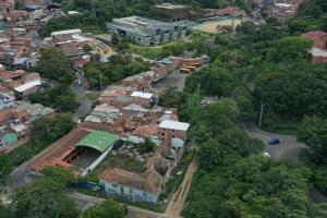 Megacolegio en la comuna 13 de Medellín
