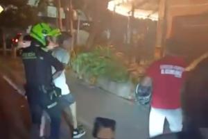 [Video] Ingeniosa artimaña de "fletero" para llevarse los bolsos de jugadores de futbol en Medellín