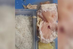 Graves denuncias en cárceles de Antioquia: internos reciben comida cruda y en descomposición