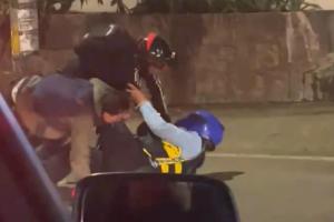Guardia de tránsito fue brutalmente golpeado por motociclistas en Medellín