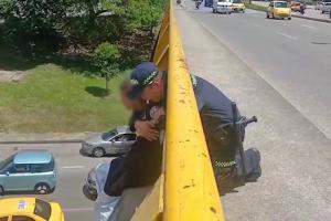 Uniforme de héroe: Policía evitó que joven se lanzara desde un puente en Medellín 
