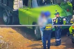 Cámaras del 123 registraron a infractor arrojando basura cerca de una quebrada en Medellín 