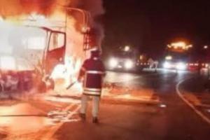 Dos personas murieron incineradas tras colisión de furgón y automóvil en la vía Frontino-Uramita, Antioquia