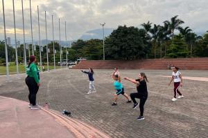 Actividades físicas en la Plaza Gardel
