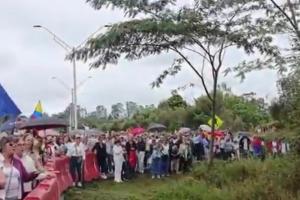 Plantón a las afueras de la casa del expresidente Uribe 