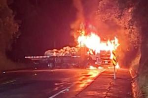 Dos sujetos incendiaron un camión en la vía Llanos de Cuivá – Tarazá: Ejército asegura la zona 