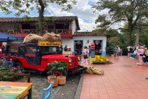Más de 2 mil flores fueron sembradas en el Pueblito Paisa para que los turistas disfruten de este tradicional espacio de la ciudad