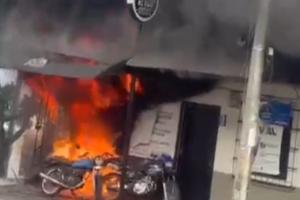 Incendio en taller de motos en Medellín 