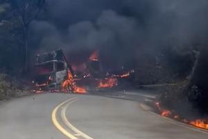 Atentado terrorista en Antioquia: las Farc prendieron fuego contra un vehículo