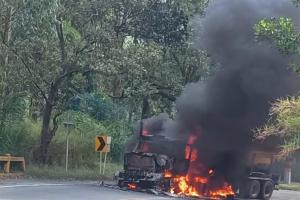 Invasión de carril provocó accidente fatal en Antioquia: motociclista murió y camión de EPM se incendió