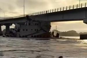 Autoridades inspeccionan puente que comunica con Yondó luego de que una embarcación chocara contra su estructura 