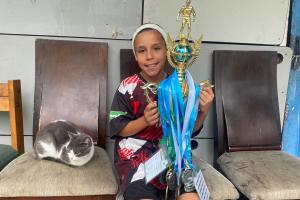 Con un balón viejo y un corazón gigante, Ana María, la futbolista paisa de 10 años que conquistó a “Pacho” Maturana