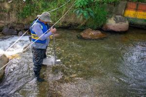 Campaña de monitoreo en el río Aburrá–Medellín evalúa calidad del agua en 42 puntos clave