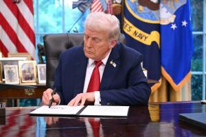 El presidente estadounidense, Donald Trump, firmando una orden ejecutiva en el Despacho Oval de la Casa Blanca.