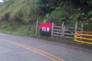 Banderas el ELN en vía Quibdó Medellín