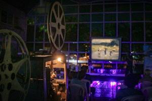 Proyección de documental en el aeropuerto Olaya Herrera de Medellín