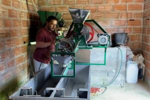 Entrega de equipos agropecuarios en Medellín