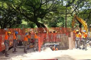 Construcción de la red subterránea que conducirá la energía al Metro de la 80