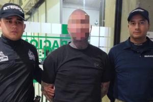 capturado estadounidense con circular roja de INTERPOL