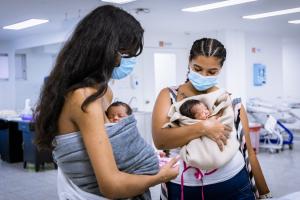 Empresa de taxis de Medellín regalará 100 vales a madres canguro para citas vitales con sus hijos prematuros