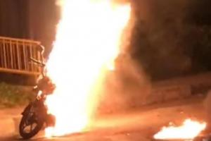 Moto quemada en el barrio El Poblado de Medellín 