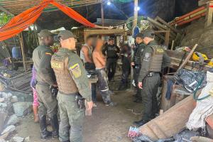 [FOTOS] Desmantelan socavón ilegal en Girardota: capturados cuatro hombres extrayendo oro con explosivos