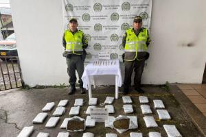 Encuentran droga y balas: incautan 16 kilos de marihuana y 47 cartuchos calibre 5.56 en encomienda interceptada en Antioquia 