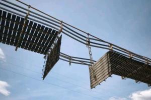 Vehículo cae al colapsar puente colgante en Sopetrán; tres heridos en el Occidente de Antioquia