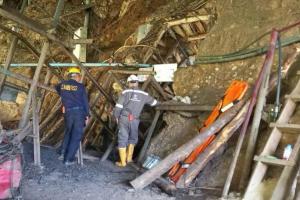 Rescatado con vida joven minero tras permanecer 72 horas atrapado por un derrumbe en una mina de carbón en Angelópolis