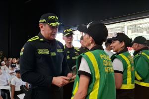 Policía cívica de mayores es reconocida por su servicio en Medellín