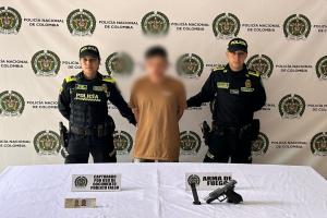 La policía capturó a dos personas cuando portaban armas de fuego 