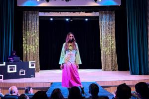 Las 'Tupanas Amazónicas' transforman la moda con la reutilización de uniformes de la Policía.