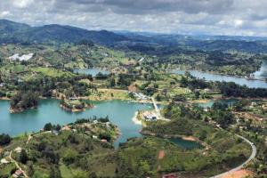 Embalse de Guatapé, en Antioquia  